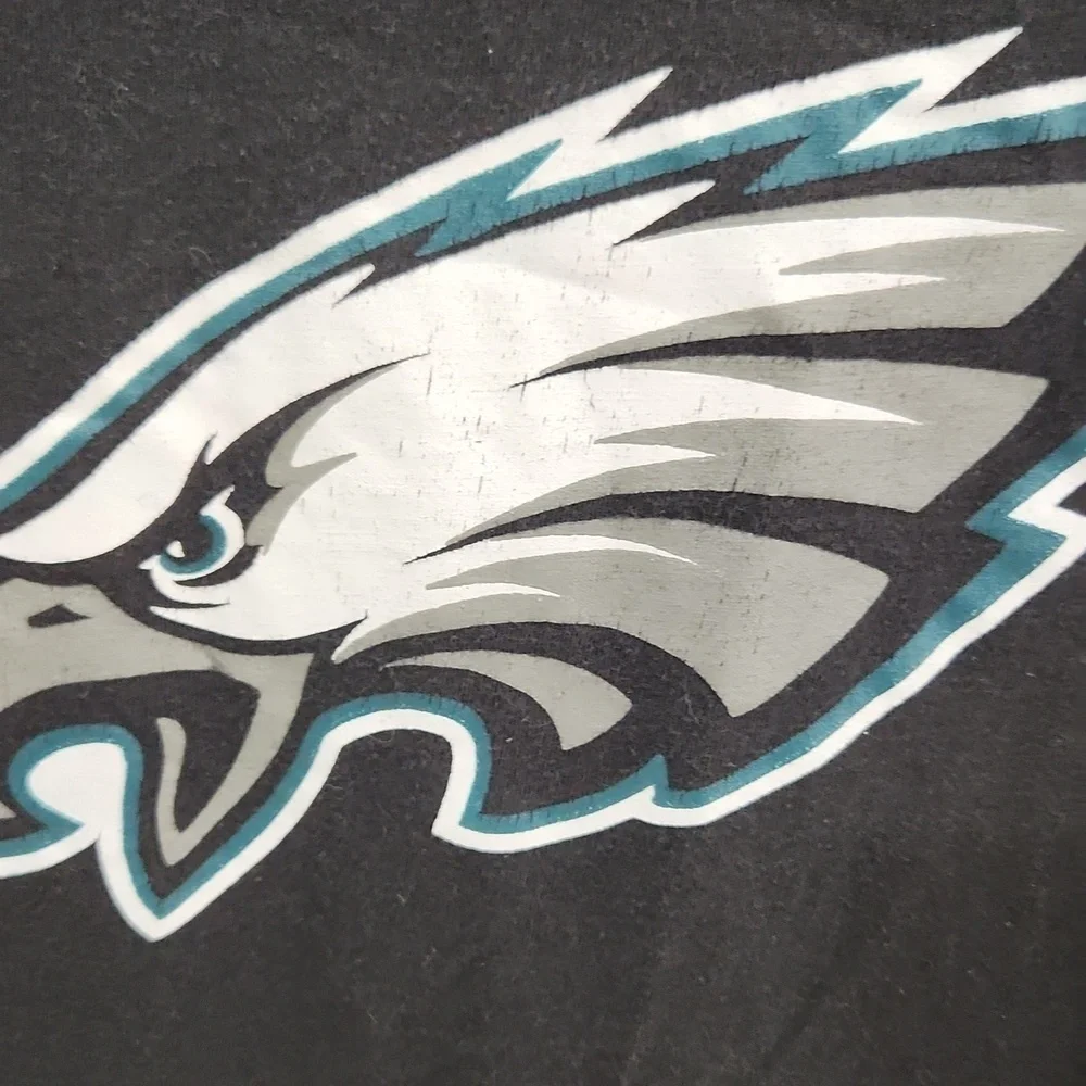 Philadelphia Eagles Shirt size L has cracks in graphics Faded black Flaw